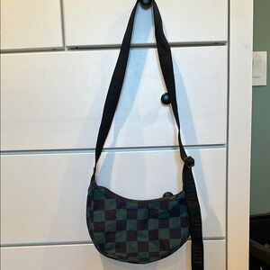 Small checkered crescent baggu